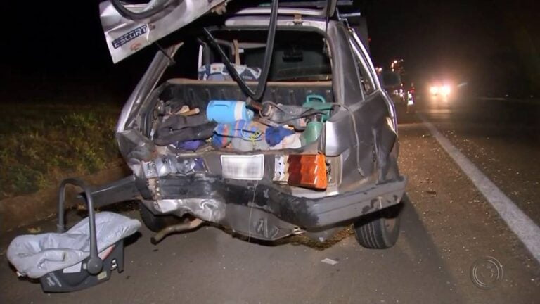 Criança e bebê estão entre feridos de uma colisão traseira na SP 294, região de Bauru