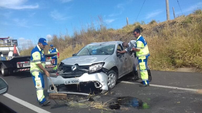 Susto! – Cachorro cruza pista e motorista, para se desviar dele, capota o carro na região de Marília