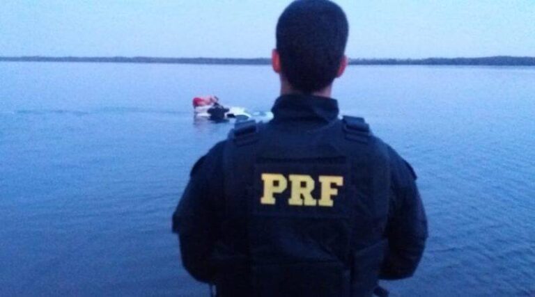 Medida extrema – Traficante em fuga joga caminhonete  em rio e PRF apreende 1,5 tonelada de maconha