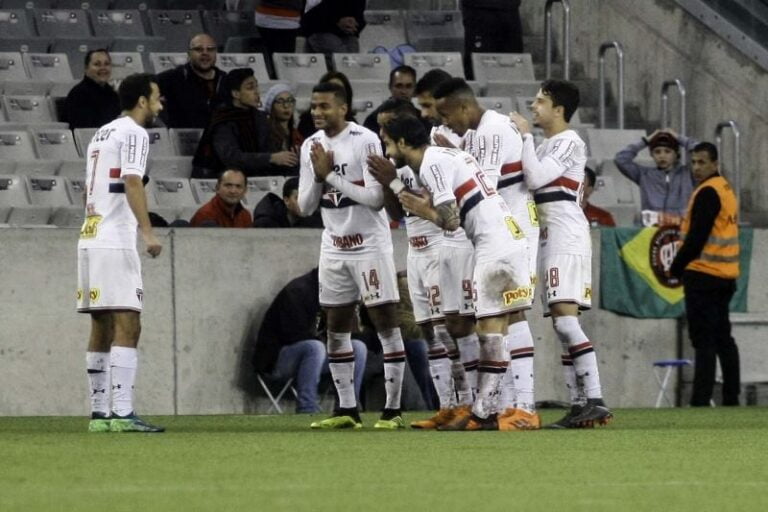 Brasileirão – São Paulo vence em Curitiba e Corinthians, só no empate, ouve vaias da torcida