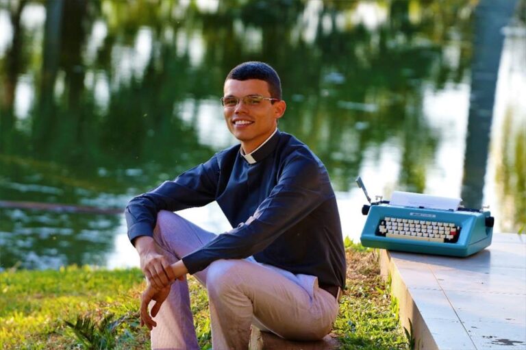 Religião – Padre jauense lança livro de crônicas nesta 2ª feira