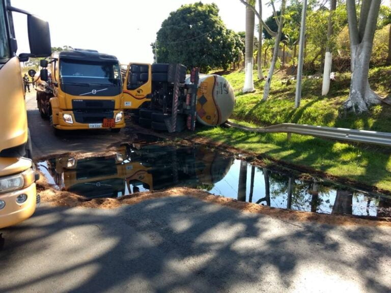 Herculândia – Caminhão tomba e ao menos mil litros de diesel vazam na pista