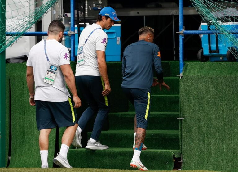 Brasil na Copa – Neymar deixa treino mancando e vira dúvida para jogo contra a Costa Rica