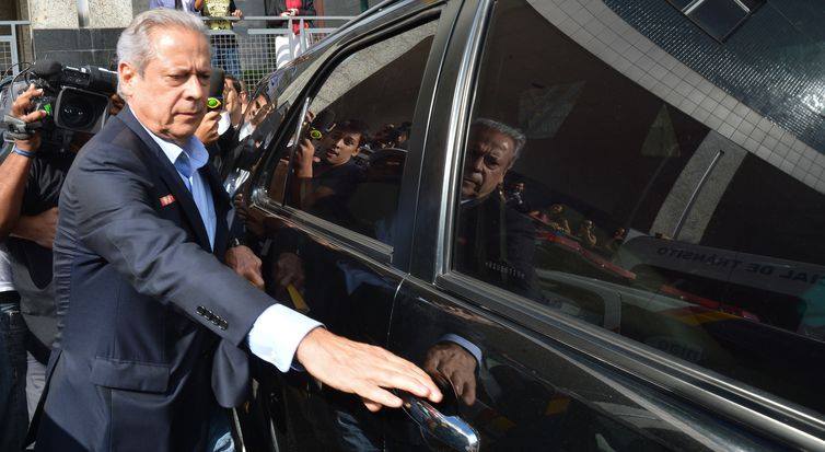 LAVA JATO – Zé Dirceu deixa complexo da Papuda na madrugada e já está em casa, em Brasília