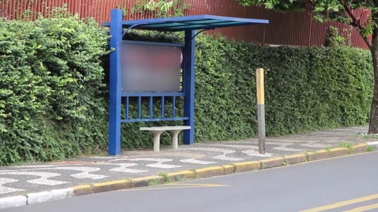 Do mesmo jeito – Pontos de ônibus de Marília continuam sem cobertura e assento; em alguns lugares, nem ponto existe