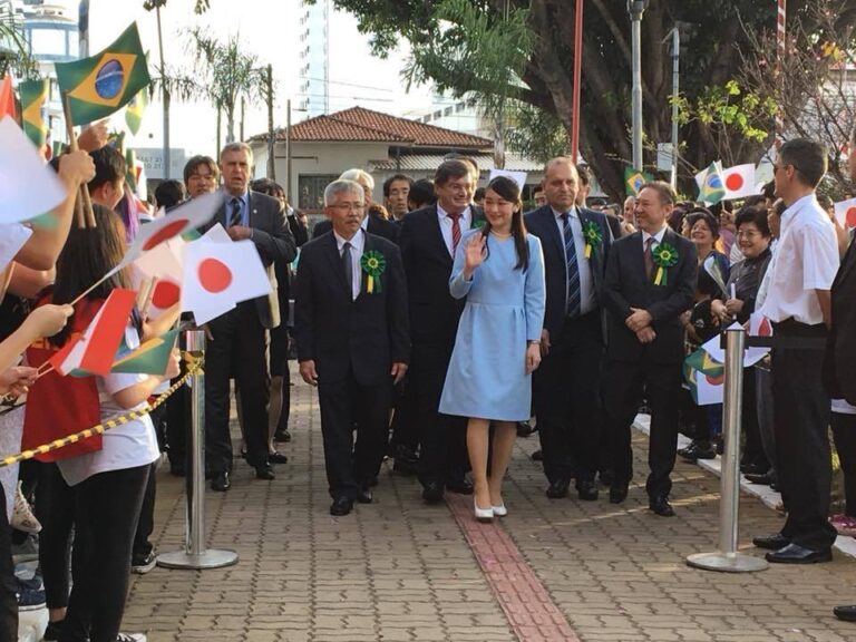 MARÍLIA – Princesa Mako festeja 110 anos da Imigração Japonesa, planta ipê e dá show de simpatia