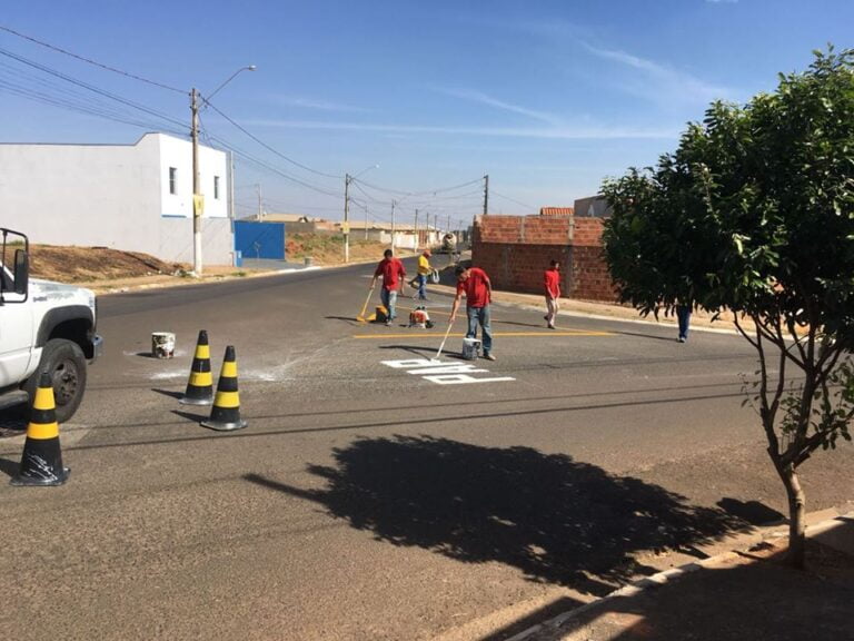 BOA NOTÍCIA – Abandonado há 6 anos, ‘Trieste Cavichiolli’ recebe tapa-buracos e sinalização de trânsito em Marília