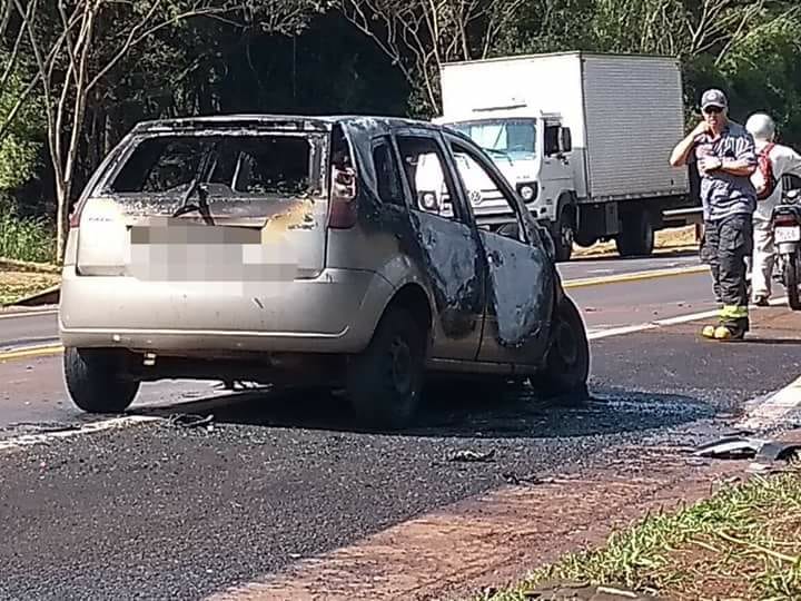 SEM NOÇÃO – Motorista põe fogo no carro e segue na rodovia, provocando acidentes entre Jaú e Araraquara