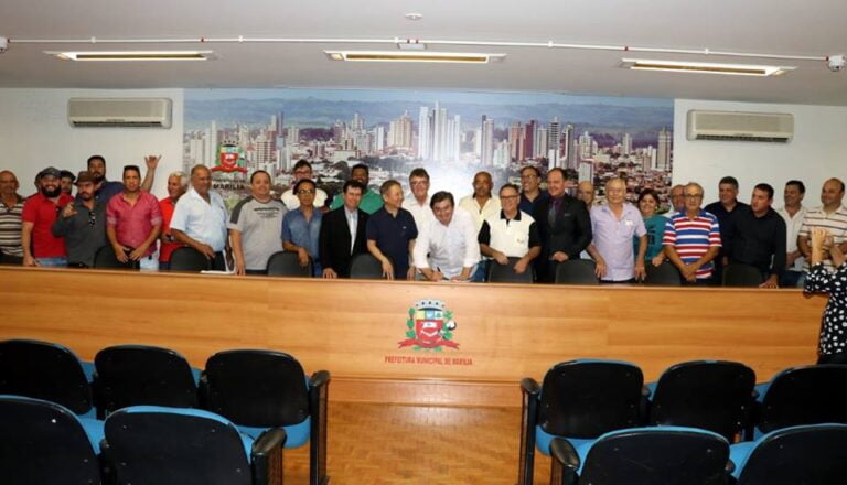 TRANSPORTE – Daniel assina regulamentação de aplicativos com apoio de taxistas de Marília e projeto vai à Câmara