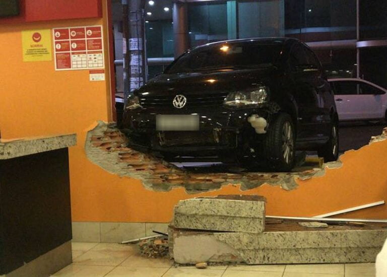 BAURU – Ao invés de frear, mulher acelera e carro invade restaurante