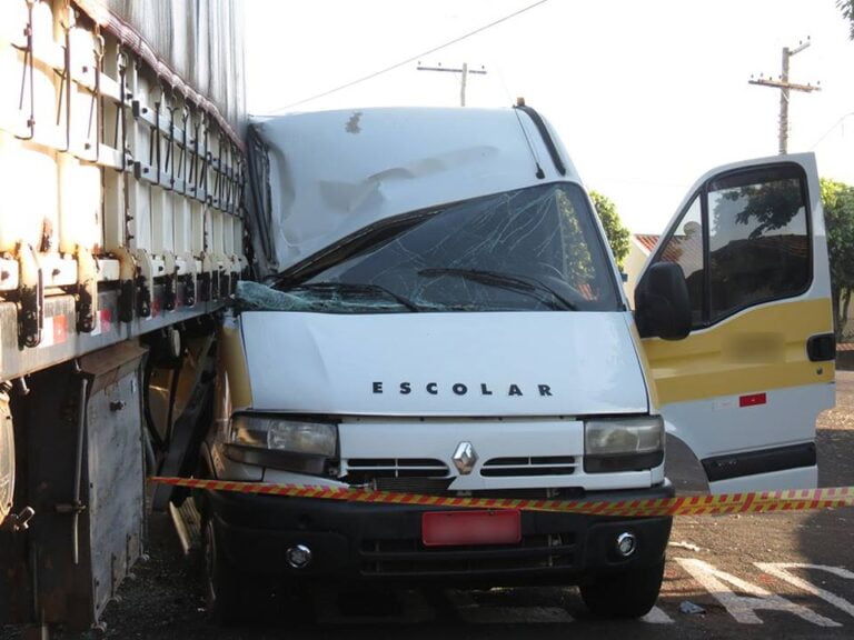 FATAL – Van escolar bate em carreta parada ao desviar de cachorro e mata estudante de 15 anos