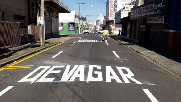 MÃOS À OBRA – Emdurb pinta sinalização de solo na Cel. Galdino em pleno feriado