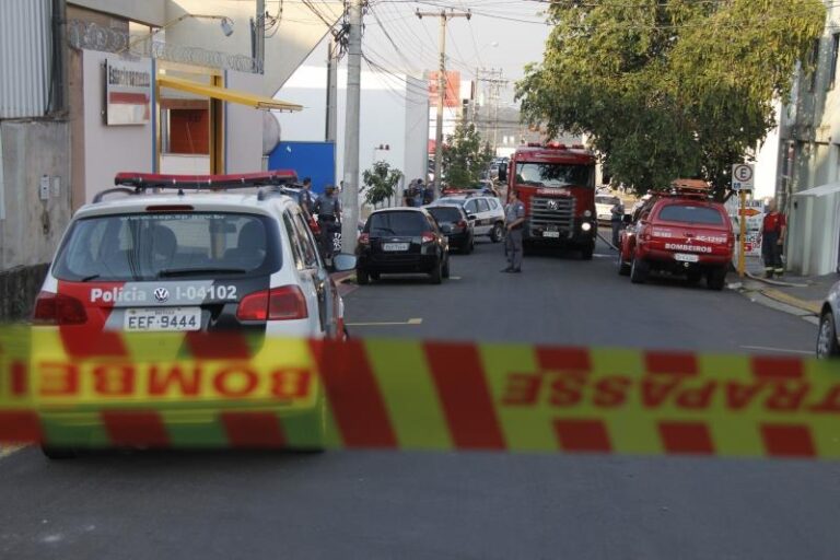 SURTOU – Jovem fere a ex e o namorado dela a facadas, tenta se matar, põe fogo na quitinete e filma incêndio