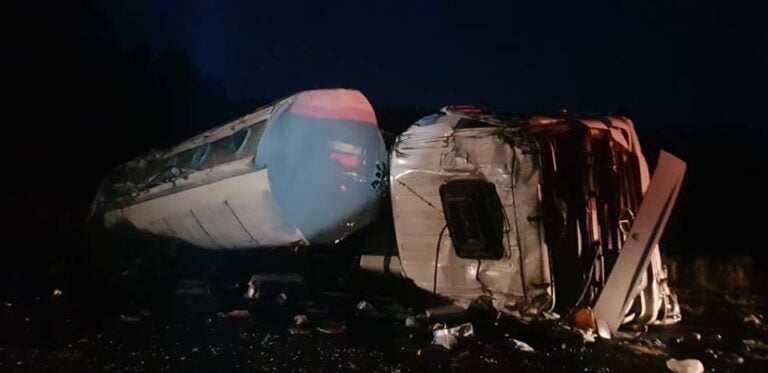 REGIÃO – Carreta carregada de etanol tomba entre Garça e Álvaro de Carvalho e fere motorista