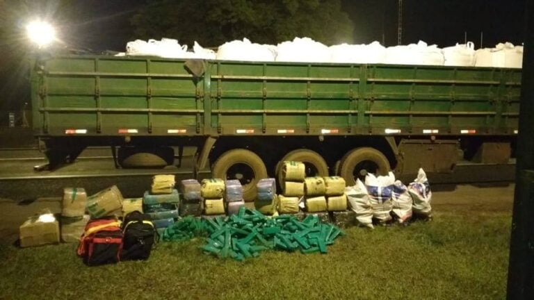REGIÃO – DOIS SÃO PRESOS EM CAMINHÃO COM MAIS DE 1 TONELADA DE MACONHA