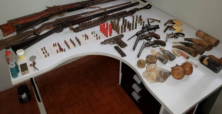 A CASA CAIU – Após briga, mulher entrega à PM armas ilegais do marido, que vai preso