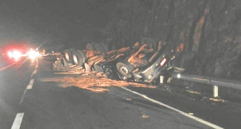 FATAL – Homem é prensado pela carga e morre dentro da cabine de caminhão na serra de Ocauçu