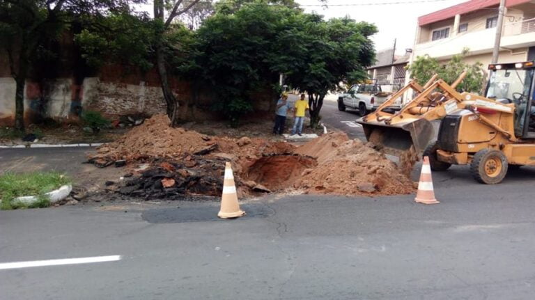 PERSISTENTE – Depois de reparo feito, galeria pluvial volta a romper na Via Expressa