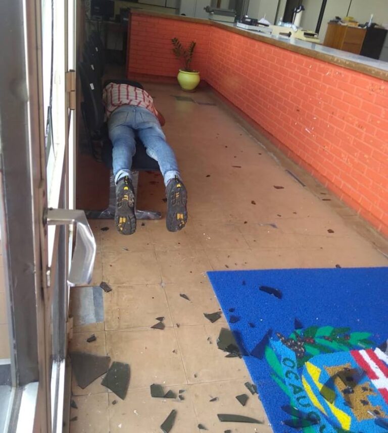 FOLGADO – Homem embriagado quebra porta de vidro da Prefeitura de Ocauçu para dormir na recepção