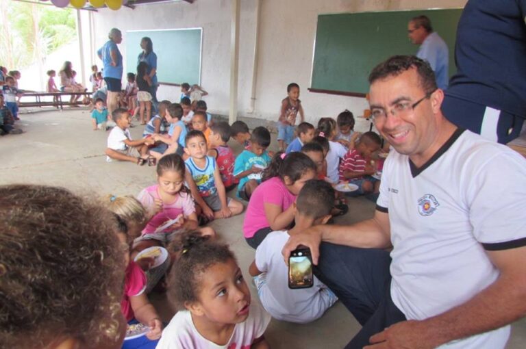 BONITO DE VER – PMs fazem festa e distribuem brinquedos a crianças carentes em Marília e região  Cabo Moisés, instrutor do Program