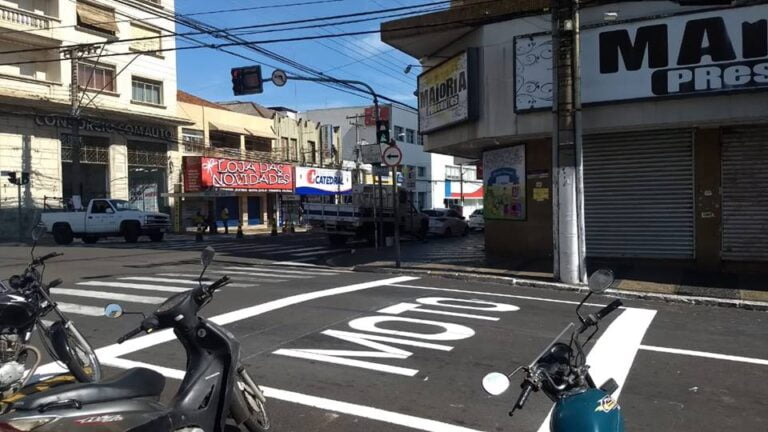 NOVIDADE – Emdurb testa faixa exclusiva para motos em cruzamento no centro de Marília