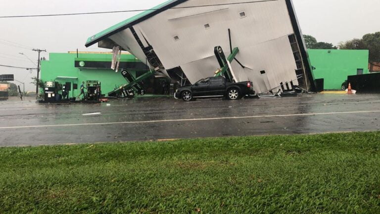 SAI DE BAIXO – Rajadas de vento, chuva forte e granizo causam estragos em Londrina, PR