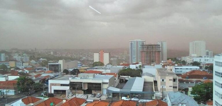 MUDOU – Vendaval e muita areia cobrem o céu de Marília e mudam o tempo com nova frente fria: vem chuva