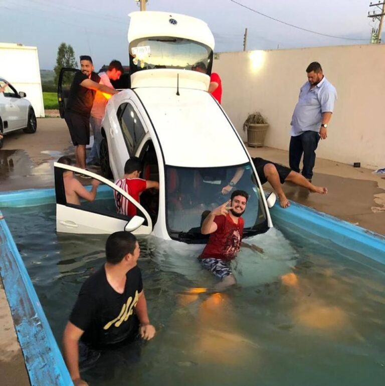 GARÇA – Carro vai parar dentro de piscina durante churrasco, fotos caem na rede e viralizam na Internet