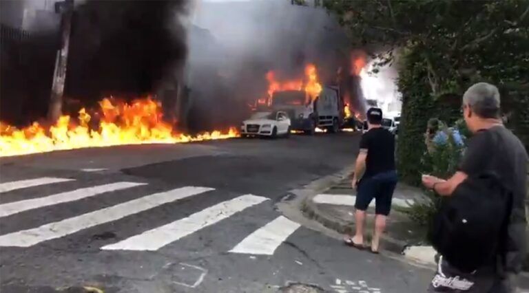 Tragédia – AVIÃO PEQUENO CAI SOBRE CASAS E CARROS EM SÃO PAULO