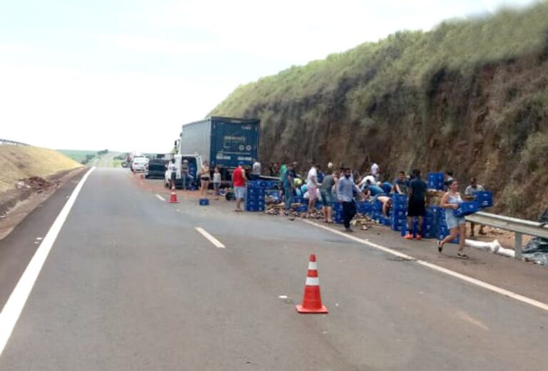 Sem dó – MOTORISTAS PARAM EM RODOVIA PARA SAQUEAR CERVEJA DE CAMINHÃO TOMBADO