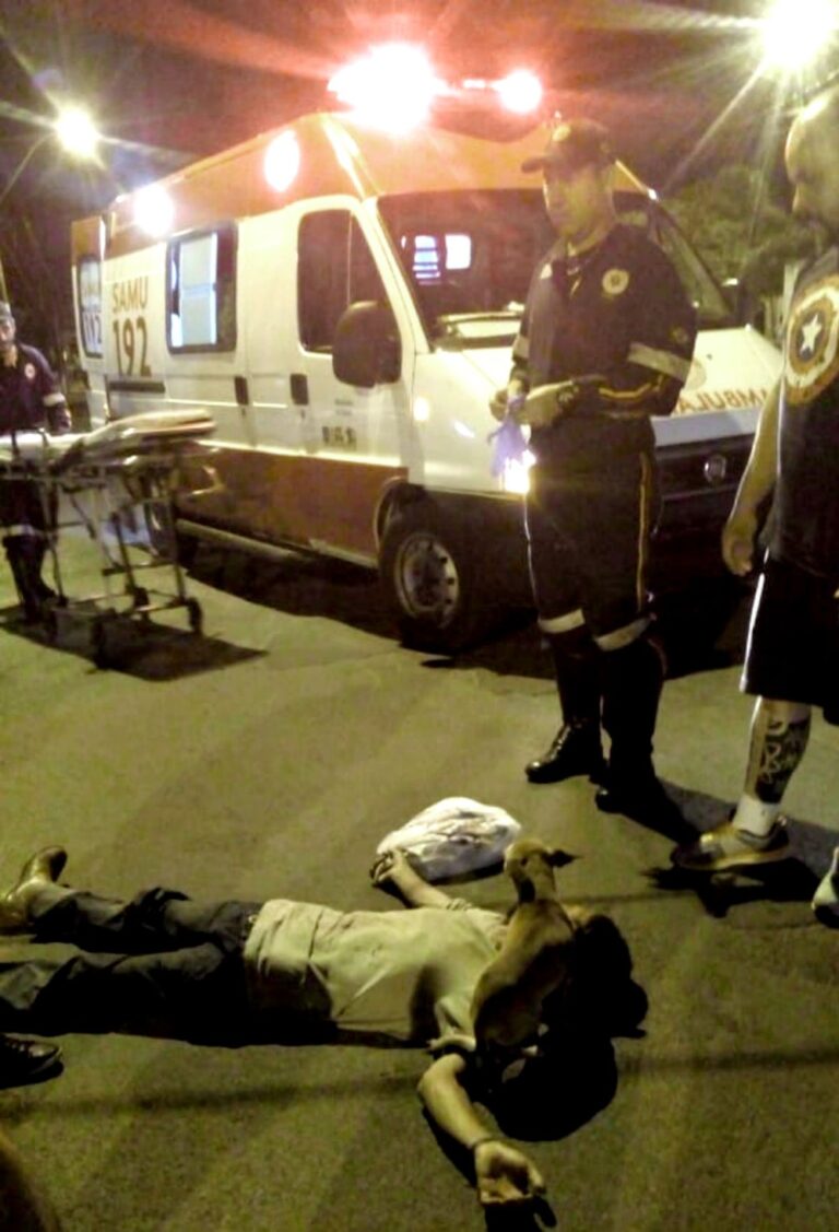 Emocionante – CÃES TOMAM CONTA DE CATADOR DE RECICLÁVEIS QUE DESMAIOU EM RUA DE ASSIS