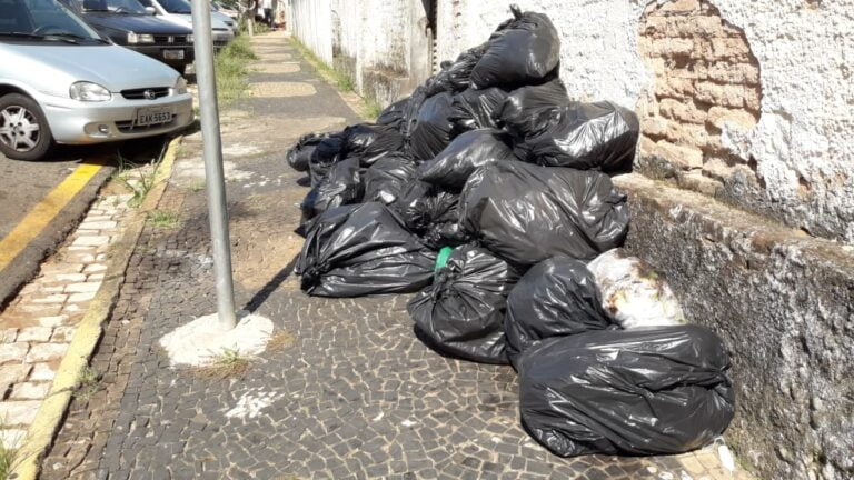 Marília – PREFEITURA DIZ QUE LIXO ACUMULADO SERÁ RECOLHIDO ATÉ 2ª FEIRA