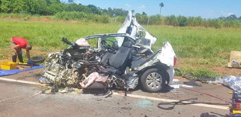 Impressionante – CARRO FICA DESTRUÍDO AO BATER DE FRENTE COM CARRETA E MATAR MOTORISTA