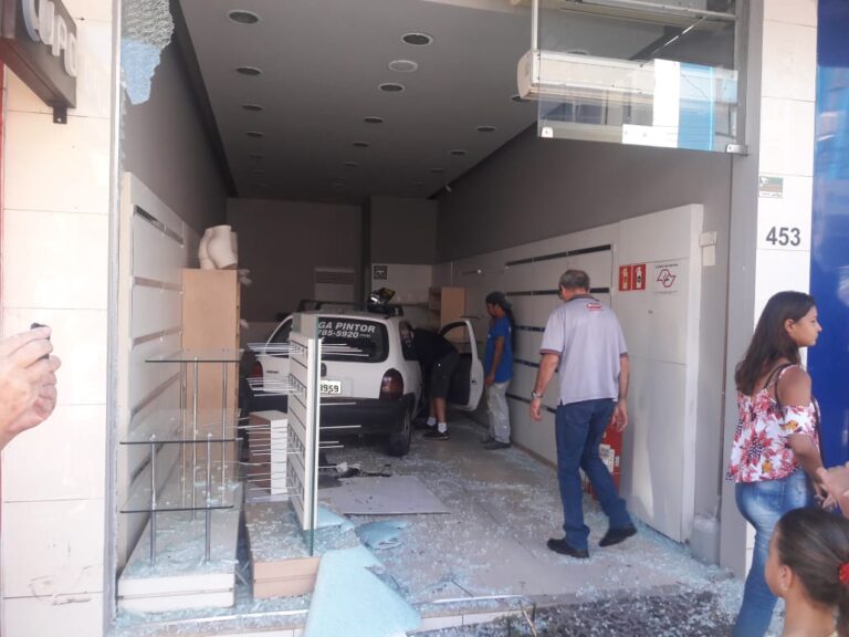 2ª vez – CARRO PASSA NO VERMELHO, É ATINGIDO POR OUTRO E DESTRÓI LOJA EM ASSIS