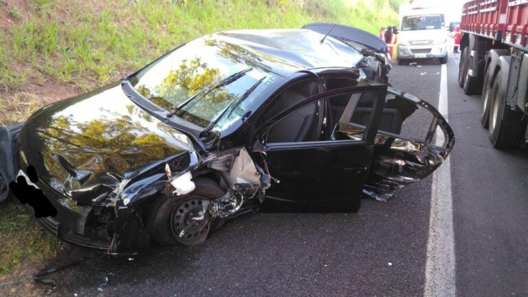 Morte na pista – MULHER MORRE APÓS CARRO BATER EM 2 CAMINHÕES