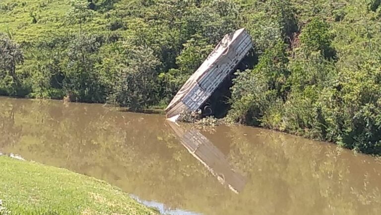 Sem freios – CAMINHONEIRO É SALVO DE CABINE SUBMERSA AO CAIR COM CARRETA EM LAGO