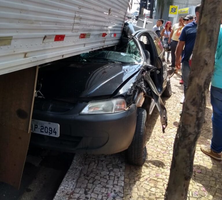 Assis – CAMINHÃO PERDE FREIOS, DESCE DE MARCHA À RÉ E ATINGE 2 VEÍCULOS NO CENTRO