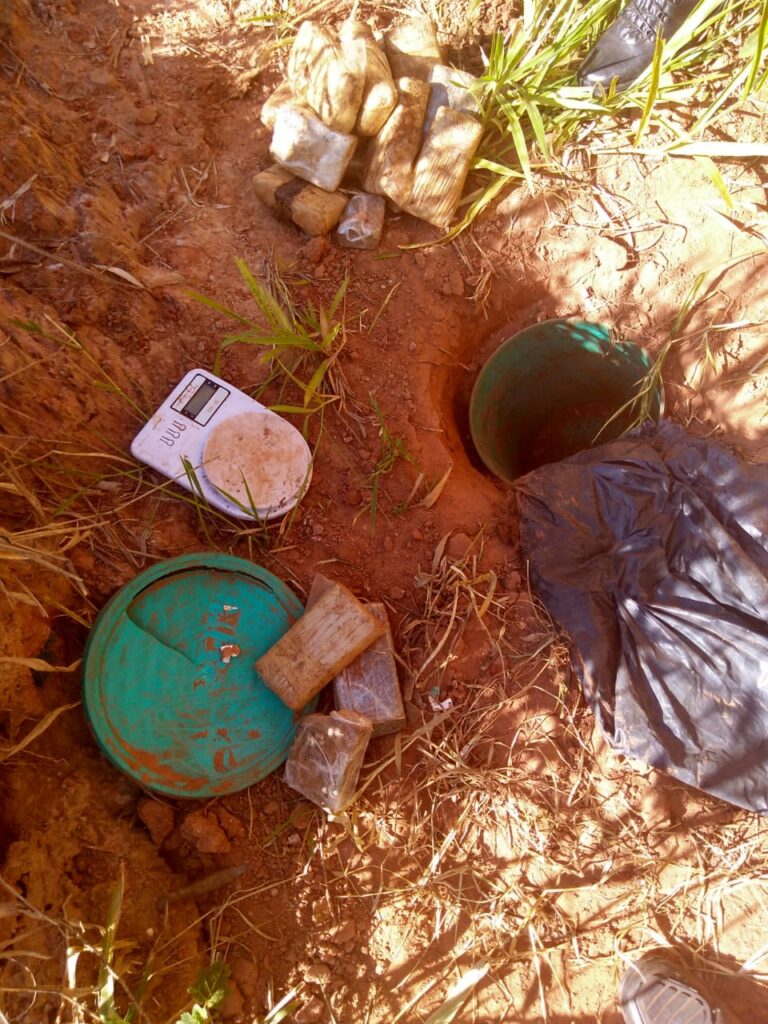No buraco – PM APREENDE 40 TIJOLOS DE MACONHA ESCONDIDOS EM TAMBORES ENTERRADOS