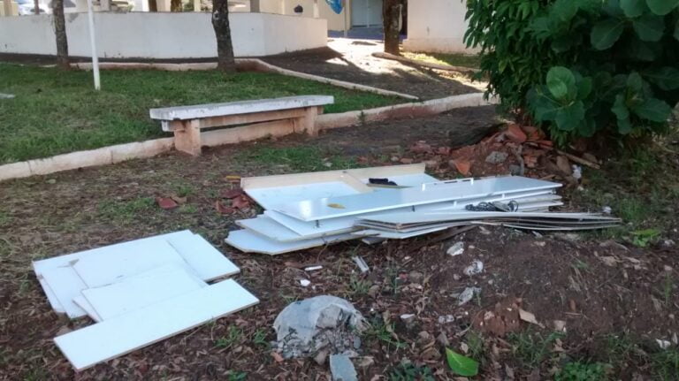 Imundice – MORADORES SÃO ACUSADOS DE SUJAR PRAÇA APÓS LIMPEZA FEITA PELA PREFEITURA