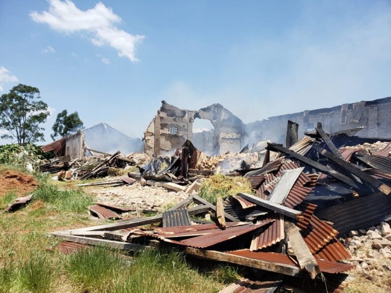 Mistério – INVESTIGAÇÃO POLICIAL VAI DIZER SE FOI CRIMINOSO FOGO QUE DESTRUIU GALPÃO, DOMINGO