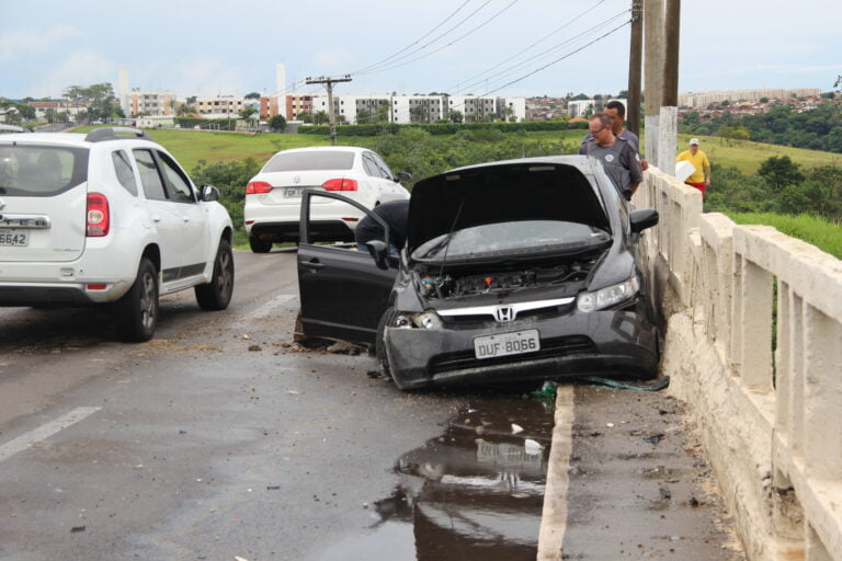 Perigo – SEM CONTROLE, CARRO DESLOCA BLOCO DE CONCRETO E QUASE CAI DE VIADUTO NA VIA EXPRESSA
