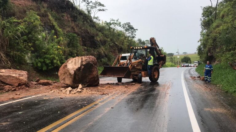 Risco – COM CHUVA, PEDRA DO TAMANHO DE UM CARRO DESLIZA SOBRE SP 333