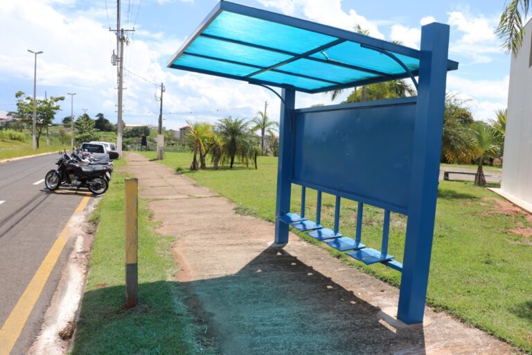 Até que enfim – MARÍLIA COMEÇA A REFORMAR, POR BANCOS E COBERTURA EM PONTOS DE ÔNIBUS