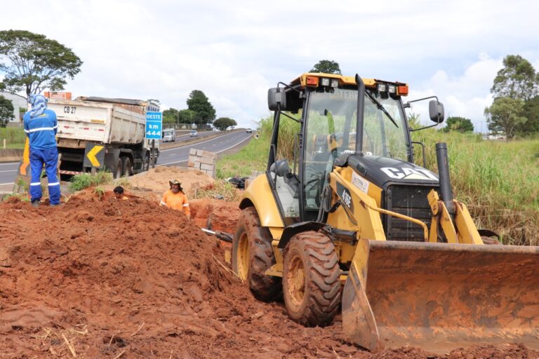 Até que enfim – QUASE 1 MÊS DEPOIS, DER CONTÉM EROSÃO NA SP 294