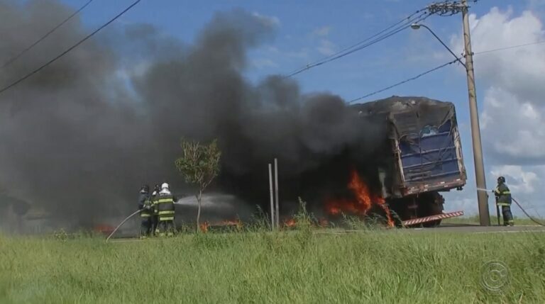 Perigo – CARRETA QUE PEGOU FOGO ESTAVA CARREGADA DE LIXO PARA TRANSBORDO