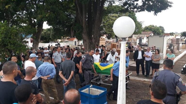 Tristeza – PM É SEPULTADO SOB CERIMÔNIA MILITAR ACOMPANHADA POR MILHARES DE PESSOAS