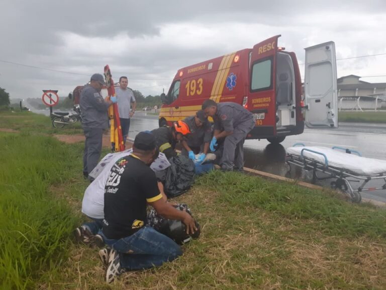 Grave – MULHER DE MOTO SOFRE FRATURA EXPOSTA EM COLISÃO COM MICROÔNIBUS