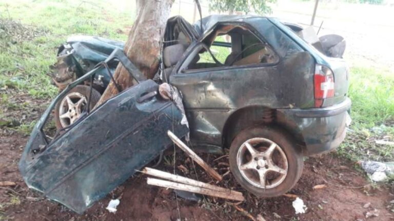 Grave – CASAL QUE VOLTAVA DE FESTA DESTRÓI CARRO EM ACIDENTE E FICA PRESO NAS FERRAGENS