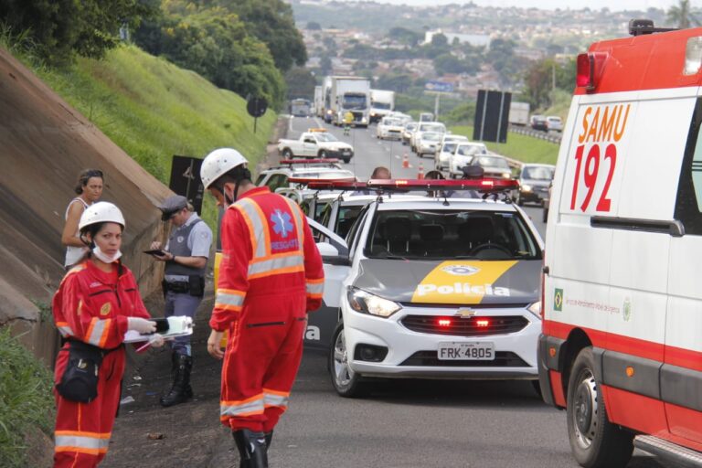 Bauru – JOVEM MORRE AO ‘CAIR’ DE VIADUTO SOBRE RODOVIA E PROVOCAR ACIDENTE