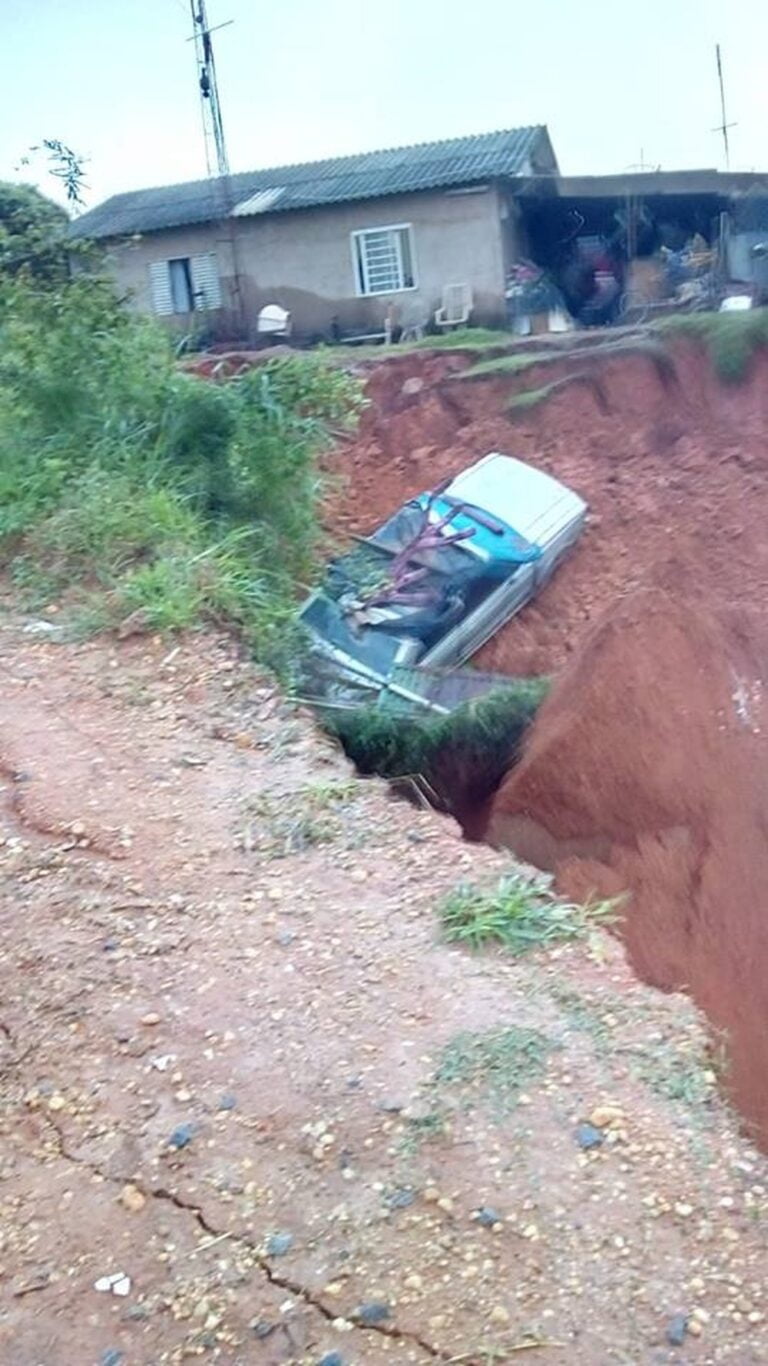 Susto – BURACO DRAGA CARRO E AMEAÇA CASAS VIZINHAS NA REGIÃO